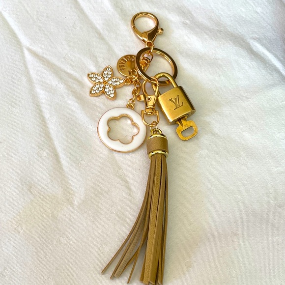 LOUIS VUITTON Authentic Key & Lock Set #307 w/unbranded key charm & Tassel - Picture 1 of 6